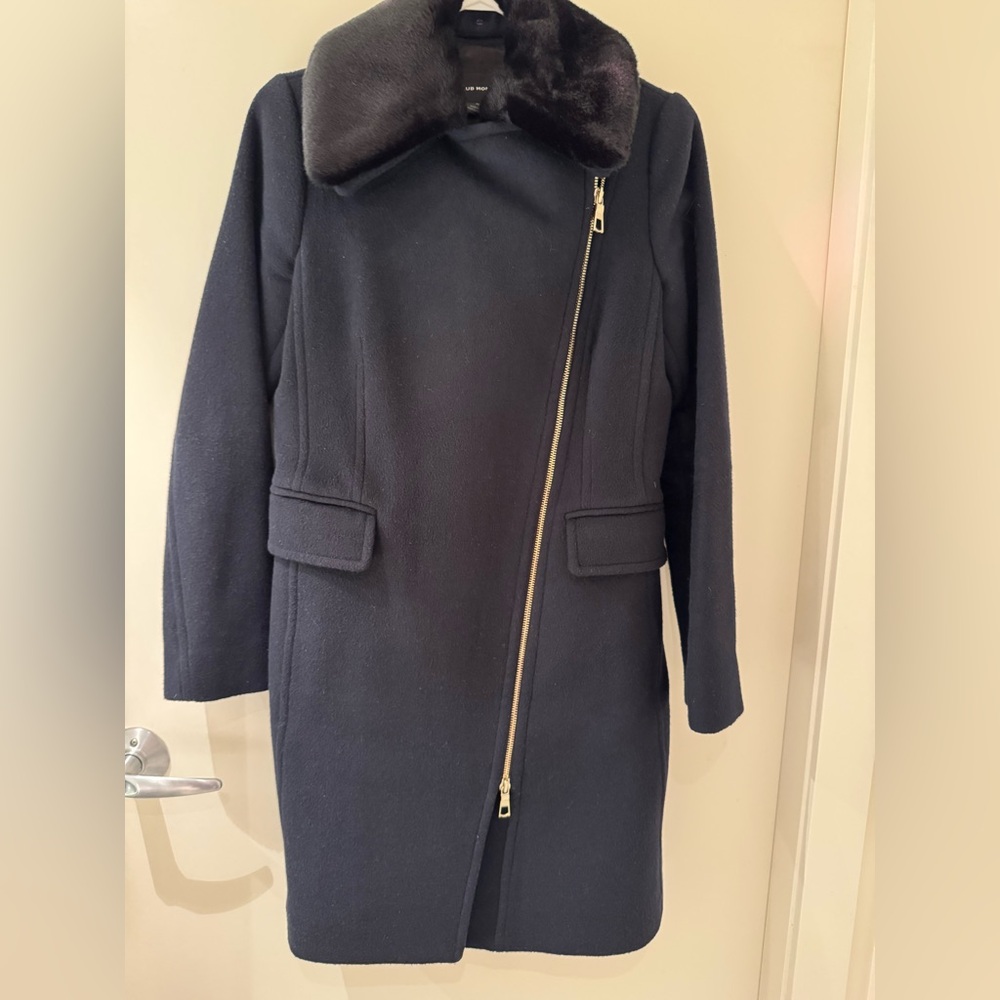 Stylish Black Coat with Faux Fur Collar